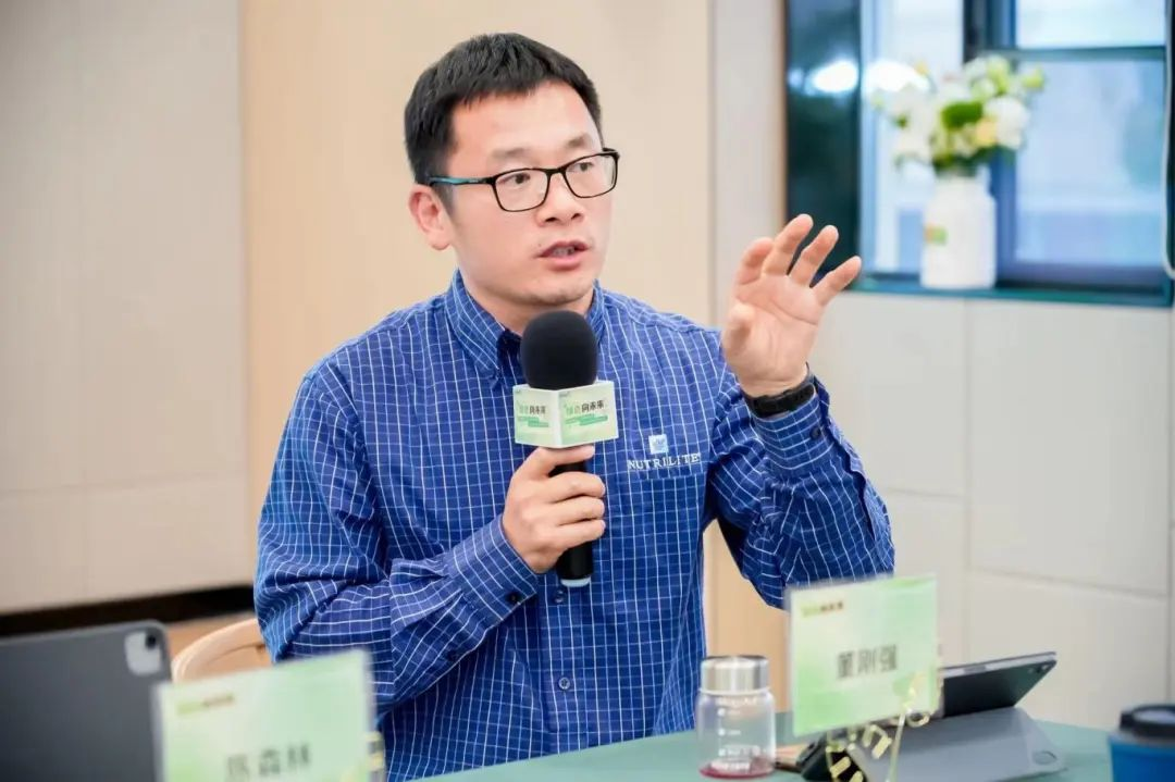 通过植物营养创新产品和解决方案提升公众健康预期寿命

营养早餐是覆盖各个人群的基础营养，为中国消费者提供更全面的基础营养摄入，更针对中国人膳食缺口，提供更独特的植物营养产品和更健康轻松的使用体验。健康生活，从营养早餐开始
营养元素6+1，按需补充每日膳食营养缺口: 优质蛋白、不饱和脂肪酸、磷脂、多维多矿、植物化合物、膳食纤维
细分四大人群，守护全家健康:
    - 纽崔莱男士: 早餐营养补充方案
    - 纽崔莱女士: 早餐营养补充方案
    - 纽崔莱成长: 早餐营养补充方案
    - 纽崔莱健活: 早餐营养补充方案
凭借三大核心优势，细胞焕活、植物力量、科技引领，配合全面均衡的基础营养摄入，实现活力年轻态。让身体年龄，跟上你的想象
    - 细胞焕活、植物力量、科技引领
定制化功能性解决方案
    - 口腔健康、肠胃健康、肝脏健康、心血管健康、睡眠和情绪健康、体重管理和骨骼/肌肉健康