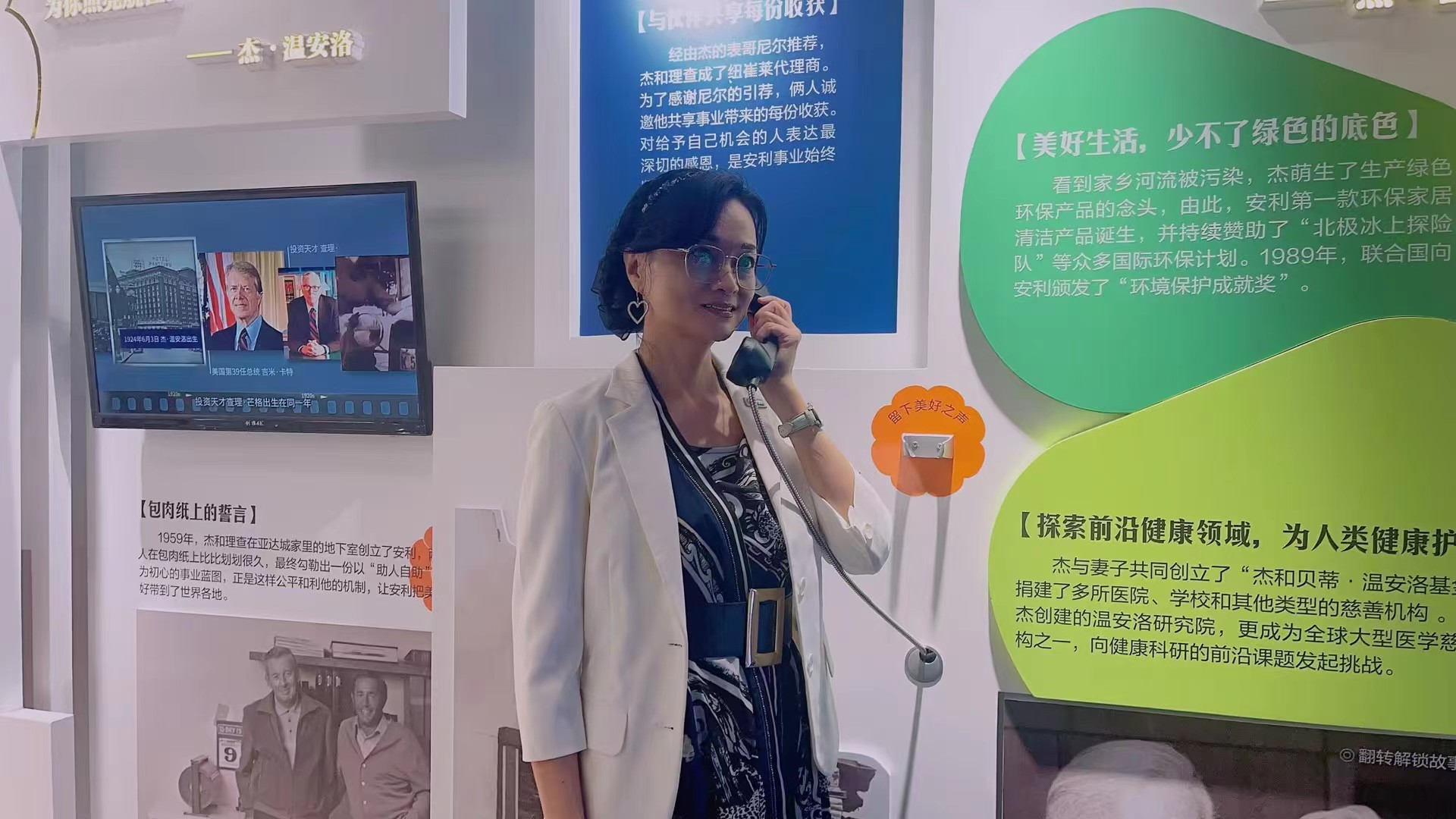 【包肉纸上的誓言】

1959年，杰和理查在亚达城家里的地下室创立了安利，两人在包肉纸上比比划划很久，最终勾勒出一份以“助人自助”为核心的事业蓝图。正是这样公平和利他的机制，让安利把好带到了世界各地。

【与伙伴共享每份收获】

经由杰的表哥尼尔推荐，杰和理查成了纽崔莱代理商。为了感谢尼尔的引荐，俩人诚邀他共享事业带来的每份收获。对给予自己机会的人表达最深切的感恩，是安利事业始终

【美好生活，少不了绿色的底色】

看到家乡河流被污染，杰萌生了生产绿色环保产品的念头，由此，安利第一款环保家居清洁产品诞生，并持续赞助了“北极冰上探险队”等众多国际环保计划。1989年，联合国向安利颁发了“环境保护成就奖”。

【探索前沿健康领域，为人类健康护航】

杰与妻子共同创立了“杰和贝蒂·温安洛基金会”，捐建了多所医院、学校和其他类型的慈善机构。杰创建的温安洛研究院，更成为全球大型医学研究机构之一，向健康科研的前沿课题发起挑战。
