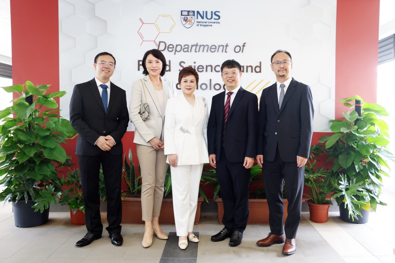 8月28日,安利公司与新加坡国立大学签署合作备忘录,并共同宣布,将在植物蛋白与植物营养素等研究领域开展更为深入的合作,进一步深化双方合作关系,共同推动植物营养与人类健康的研究与发展,并最终将研究成果转化为可应用于营养与健康领域的创新产品与技术。