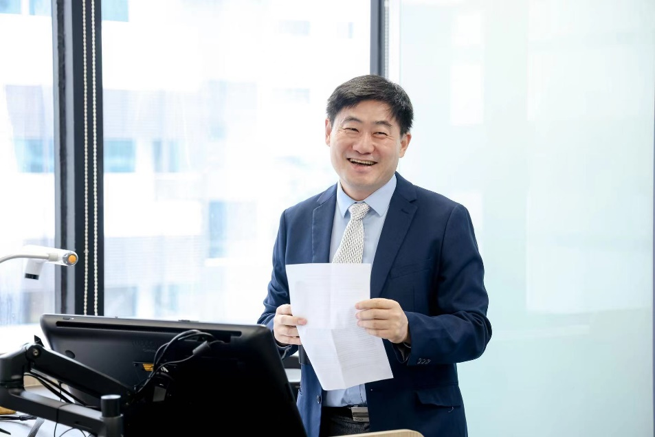 签署仪式在新加坡国立大学理学院举行。安利(中国)董事长兼总裁余放女士与新加坡国立大学理学院院长孙业能教授,共同见证;安利(中国)市场部副总裁及安利亚洲科技创新中心副总裁陈佳女士与新加坡国立大学理学院副院长陈伟教授,代表双方签署协议。 此次合作,主要聚焦以下关键领域:基础营养与人类抗衰、植物蛋白与植物营养素、新原料与新产品、国际学术交流及全球创新协作。双方将发挥各自科研及产业优势,共同制定项目计划,积极参与中新两国间国家级项目申请和执行,实现资源整合,共同推动基础科研,并将研究成果转化为可应用于营养与健康领域的创新产品与技术,惠及中国、亚洲和全球消费者。