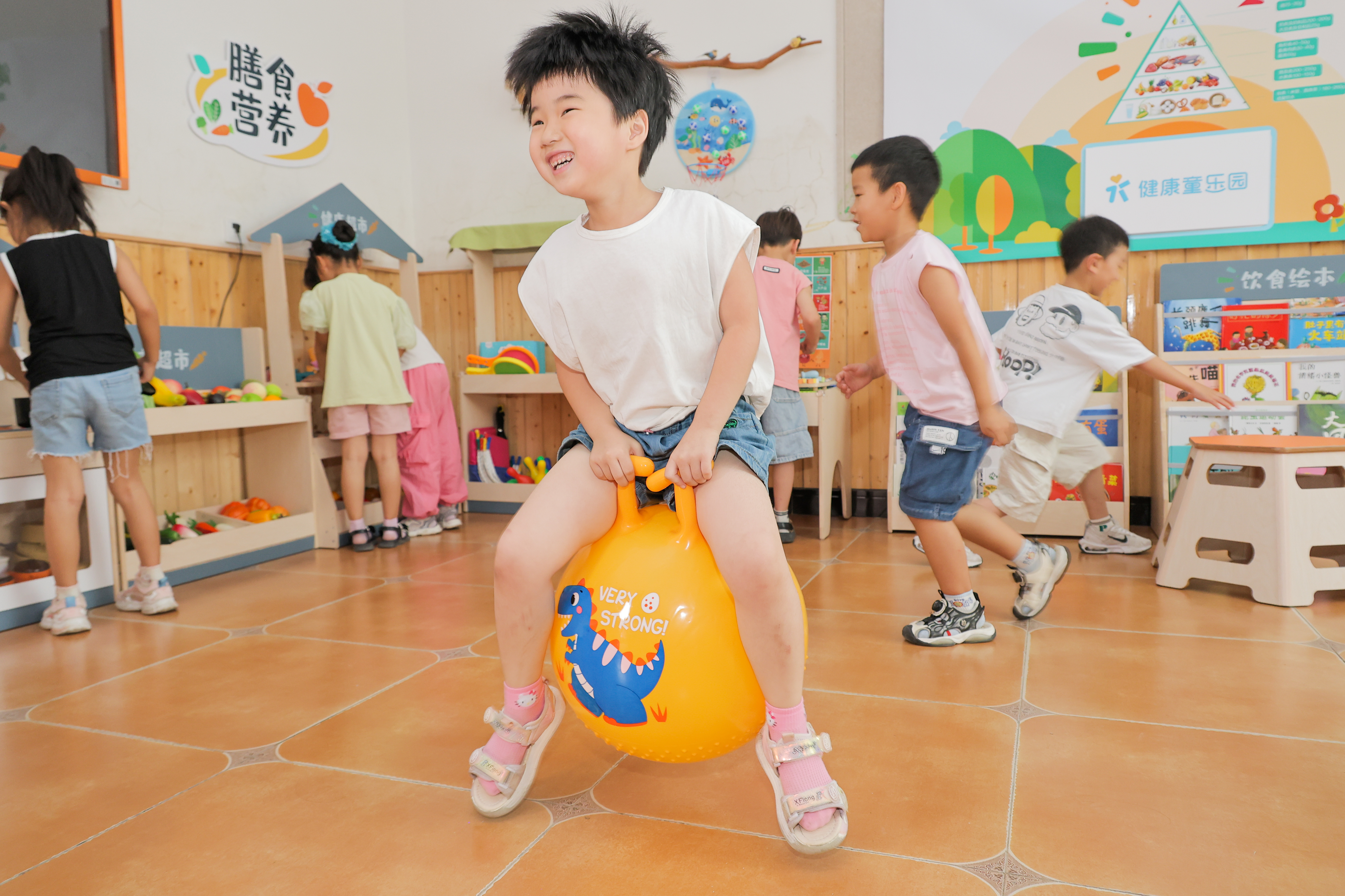 健康童乐园项目受益儿童开心玩耍