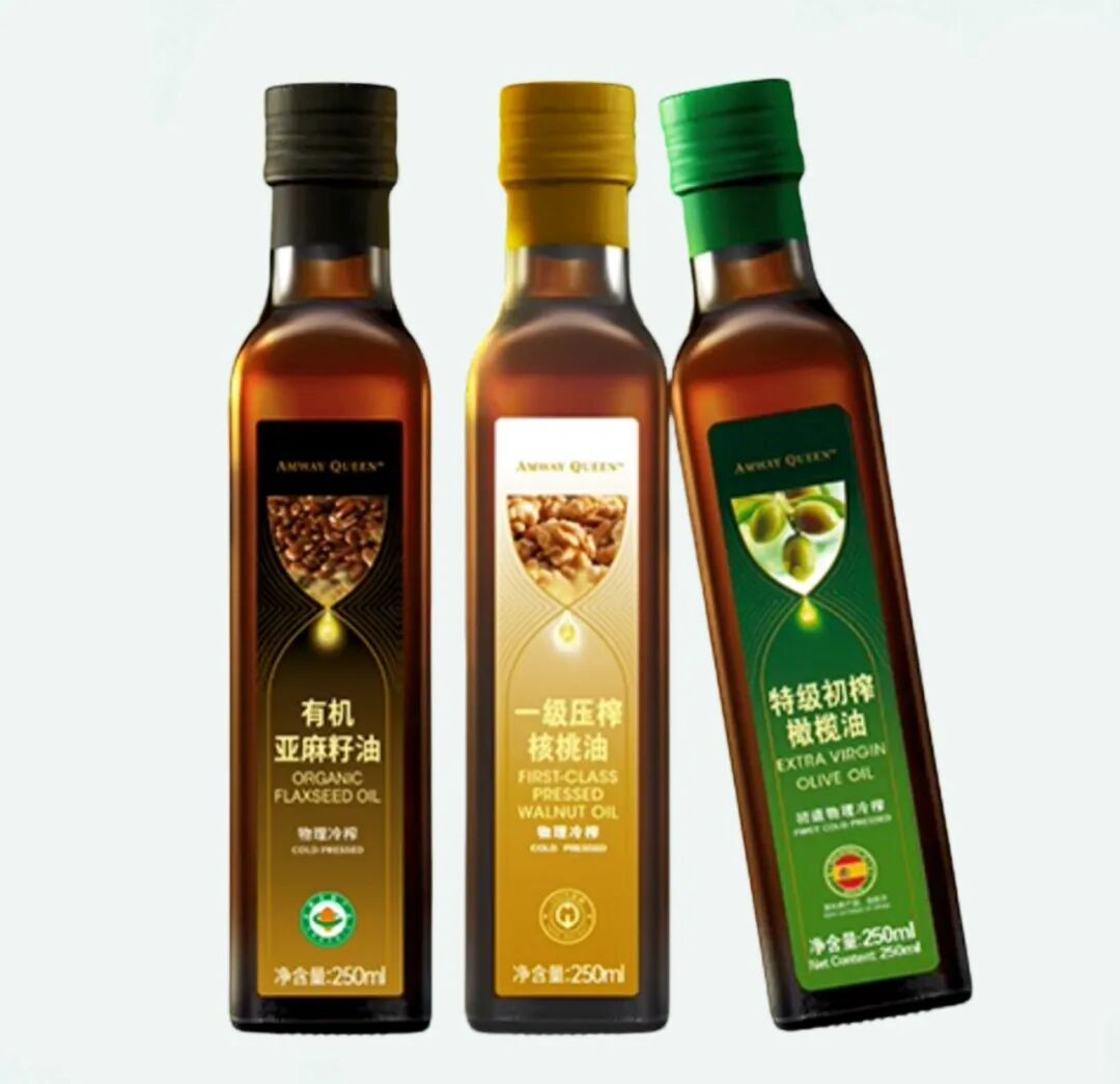 有机亚麻籽油
ORGANIC
FLAXSEED OIL
物理冷榨
净含量：250ml
 一级压榨核桃油
FIRST-CLASS PRESSED
WALNUT OIL
物理冷榨
净含量：250ml
特级初榨橄榄油
EXTRA VIRGIN
OLIVE OIL
净含量：250ml