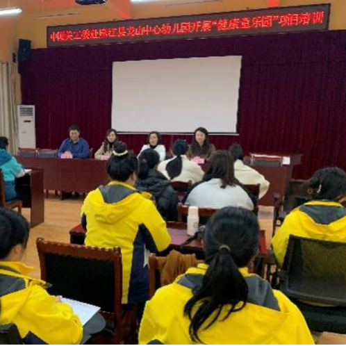 左：麻江县开展教师培训，右：幼师们分组讨论备课并演示课程